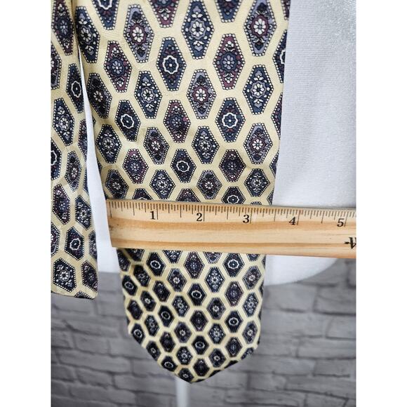 Pierre Cardin Mens 100% Silk Tie Lovely Pattern EUC 59" x 3.5" - Picture 2 of 5